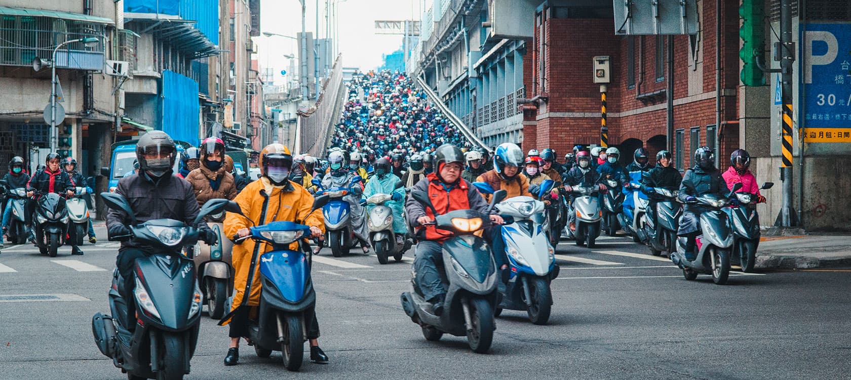 大量來自汽機車、工廠的汙染源,臺灣出門需要戴上口罩,減少呼吸道汙染