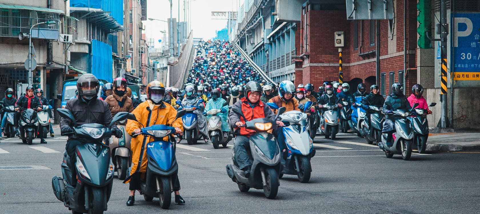 大量來自汽機車、工廠的汙染源，臺灣出門需要戴上口罩，減少呼吸道汙染