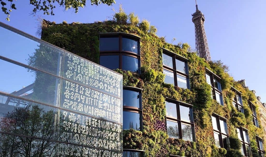 布朗利河岸博物館（Musée du quai Branly）位於法國巴黎，靠近艾菲爾鐵塔。因為在布朗利河岸（Quai Branly），所以以物理學家布朗利（Édouard Branly）來命名。由CNRS植物學家和研究員Patrick Blanc設計，約800平方公尺，以PVC板和毛氈層工法，種植約150個物種、15,000株植物。
