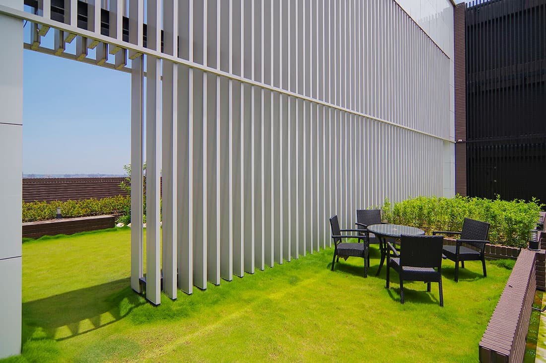 深耕10綠屋頂芳草如茵，果樹、景觀植栽綠意盎然。